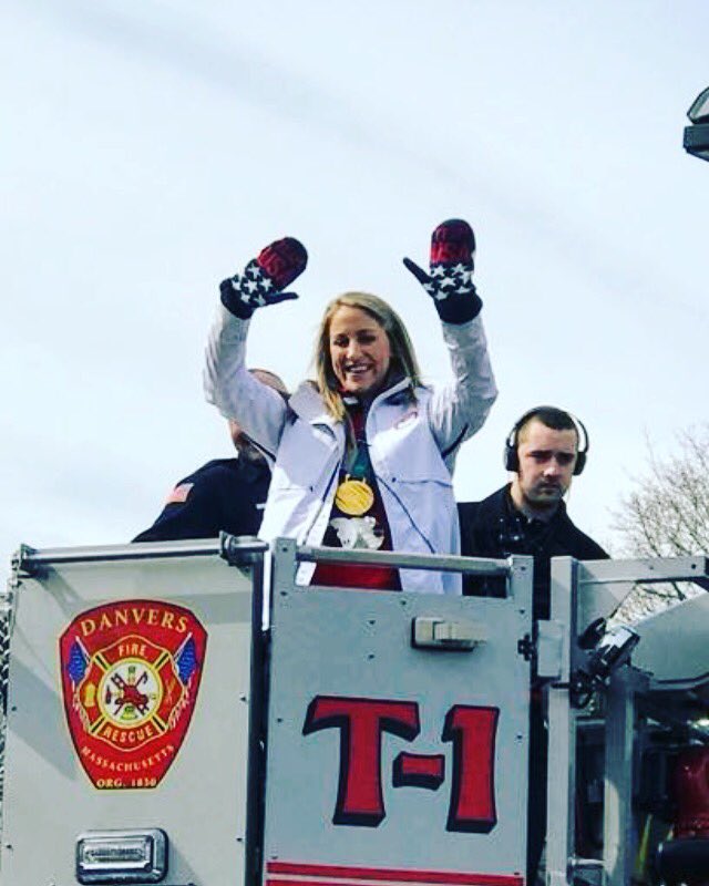 EagleTribJill's tweet photo. In the tower truck .... USA Gold Olympian Meghan Duggan rolling through the square this morning on her celebratory #DanversFire truck ride through her hometown. Awesome pic by Jeannine Soucy Nash of #Danvers #USA #USAWomensHockey #Gold @EagleTrib @salemnews @BC_CoachCrowley https://t.co/zK5I0fVIXz