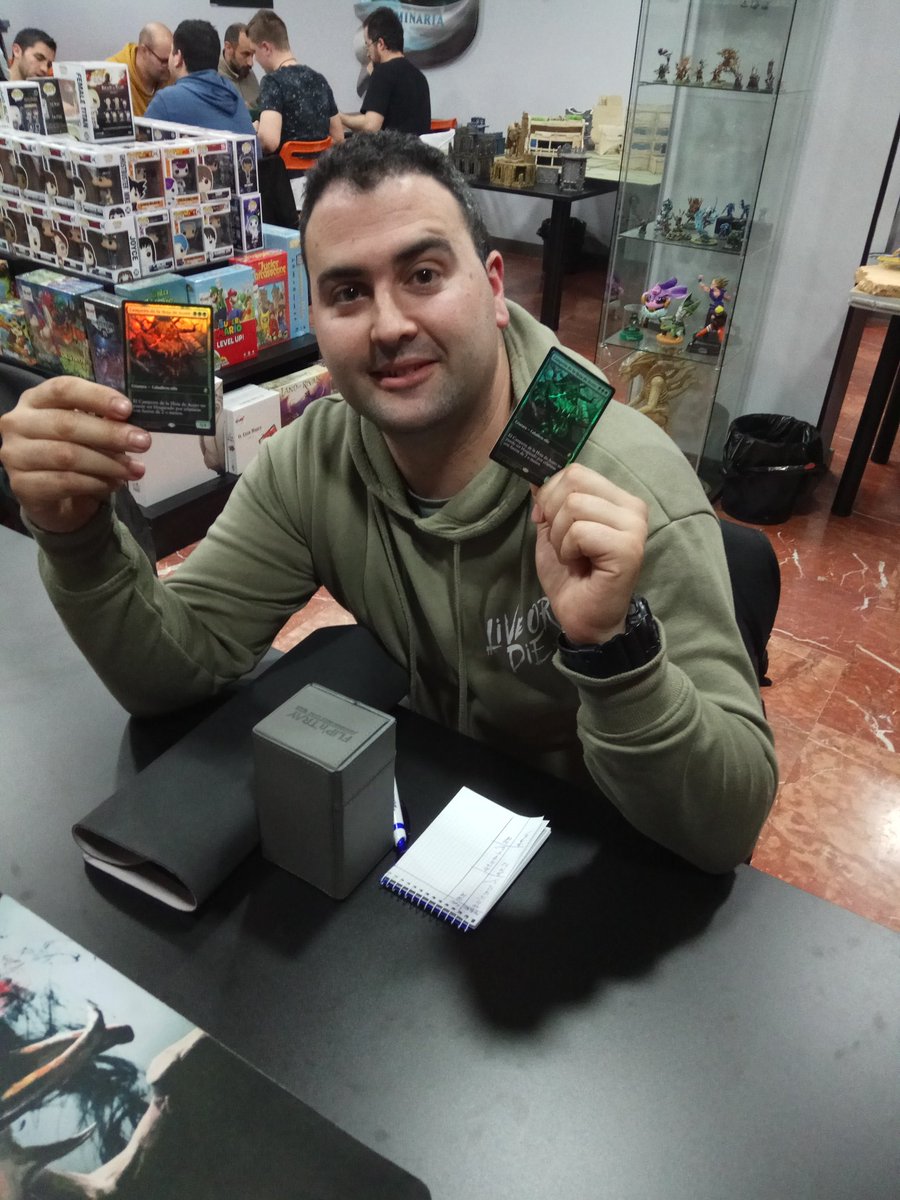 FACTORIA_Mtg's tweet photo. Angel de @Land_Go_MTG posando con las promo que dábamos por participar en el store championship https://t.co/tGs66vU2l2