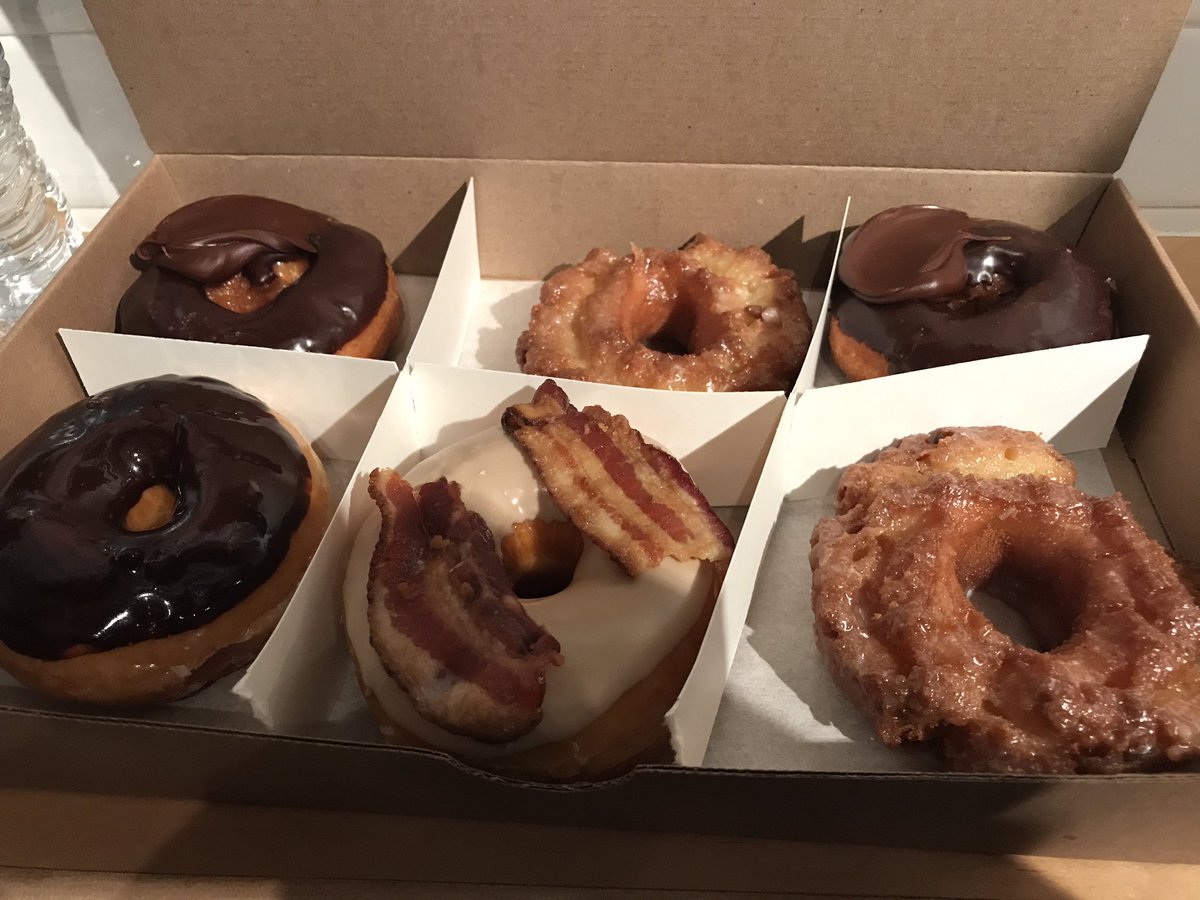 TruCubH8ter's tweet photo. When in the City, we never miss an opportunity! @DoRiteDonuts #BiteOfHeaven https://t.co/CzI1Y4amPr
