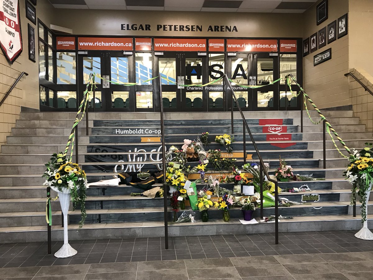 TSNRyanRishaug's tweet photo. Outpouring from the community continues in Humboldt at the home of the Broncos. https://t.co/DFdQ22r3ci