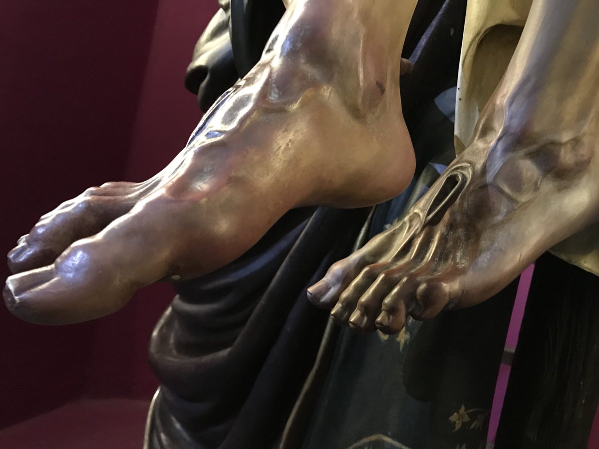 FOTOTECA | Detalle de los pies del Santísimo Cristo del Descendimiento, que ya descansa en su capilla de la Iglesia de San Andrés Apóstol. 

#descendimiento #detalles #vidaHermandad