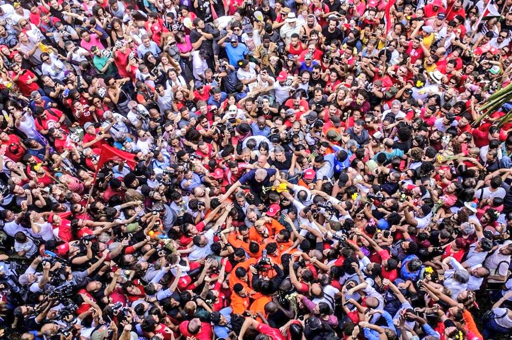 #LulaLivre Que se sienta la presión mundial, el rechazo a la injusta medida contra @LulapeloBrasil Que sepan que Lula es pueblo y si se meten con uno se meten con todos #Venezuela con Lula .<a href="/NicolasMaduro/">Nicolás Maduro</a> <a href="/JauaMiranda/">Elías Jaua</a> <a href="/dcabellor/">Diosdado Cabello R</a>