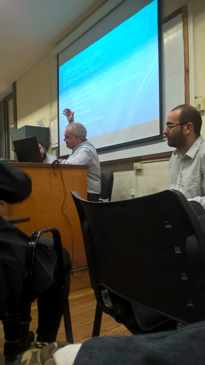drcastrolauri's tweet photo. #FacultadeDerecho #DerechoInformaticoeInformaticaJuridica #GobiernoElectronico El placer de dar clase... https://t.co/pS4WxnPcFk
