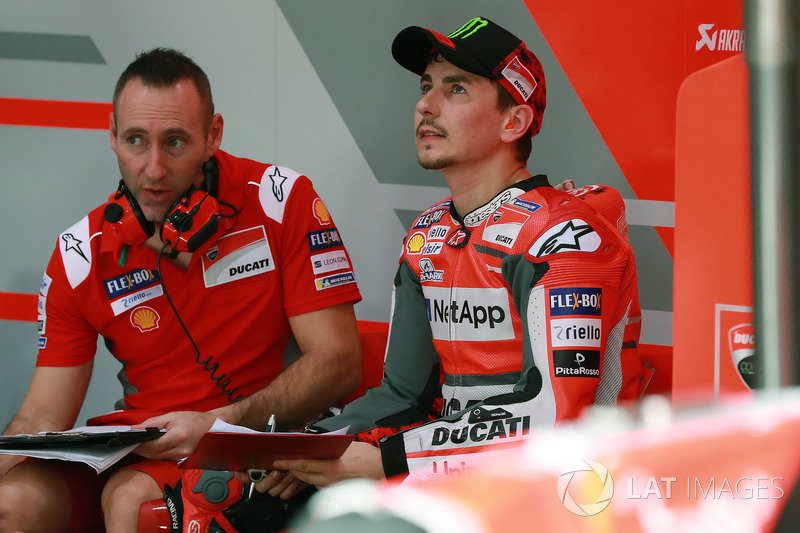 es_Motorsport's tweet photo. .@lorenzo99: “Hemos tenido un mal entendido con #Gabarrini, no quería esa goma” https://t.co/bgjE6PDBxL
#MotoGP #JL99 #Ducati #ArgentinaGP https://t.co/IOvo4PVE3L