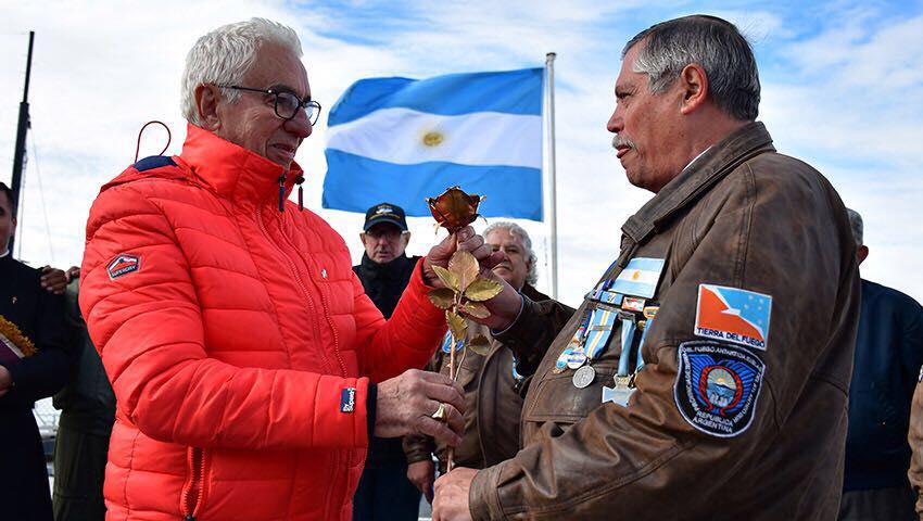 DosRosas1982's tweet photo. #DosRosasPorLaPaz homenajeó a todos los caídos en el conflicto de 1982 en #Ushuaia. Junto a @DosRosas1982 y @jcpallarols https://t.co/HgkhoIKAOZ