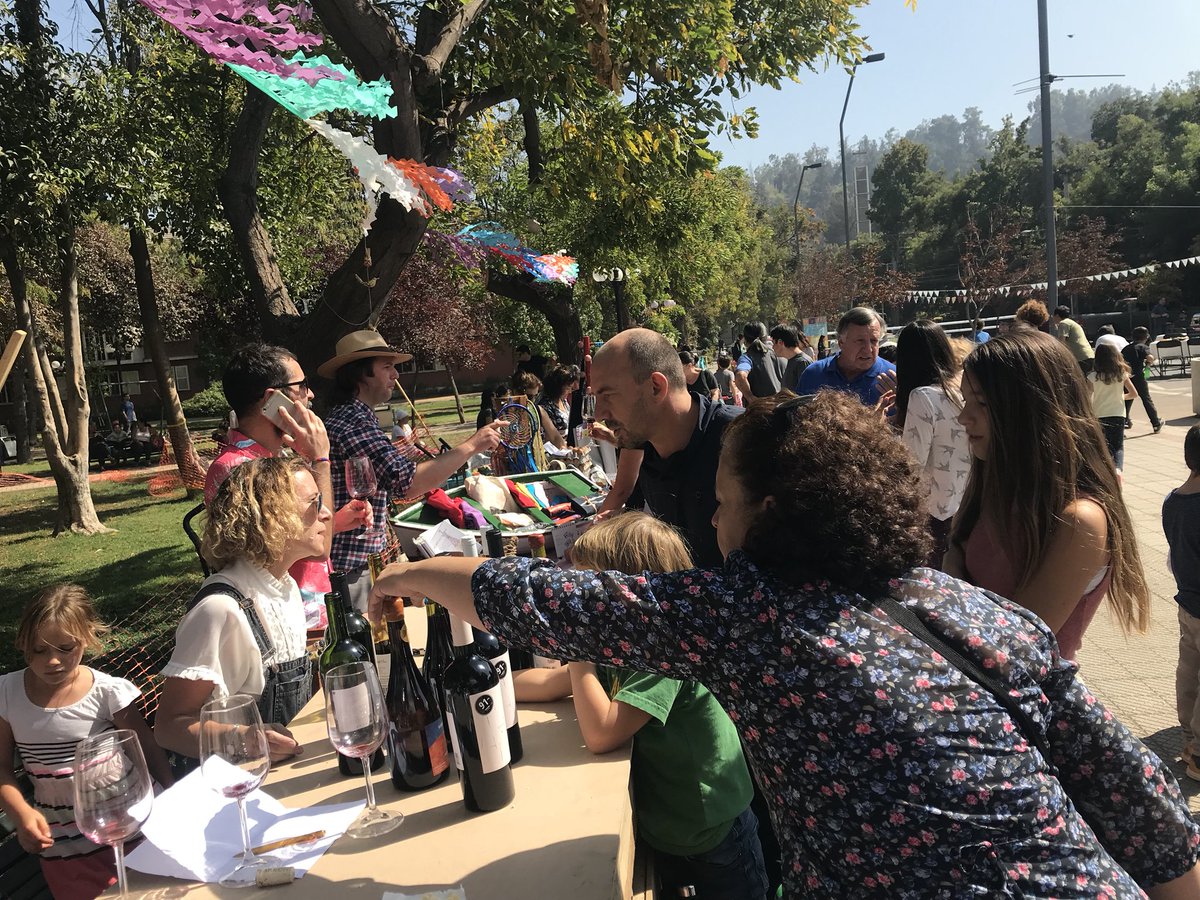 vergarapetrescu's tweet photo. Hoy #SacaTuMesa con #ElGranMalon en todo Chile para conocer a tus vecinos y construir comunidad! https://t.co/5Xes8oz2SH con los vecinos de #PDVN https://t.co/6JjSKeSOkn