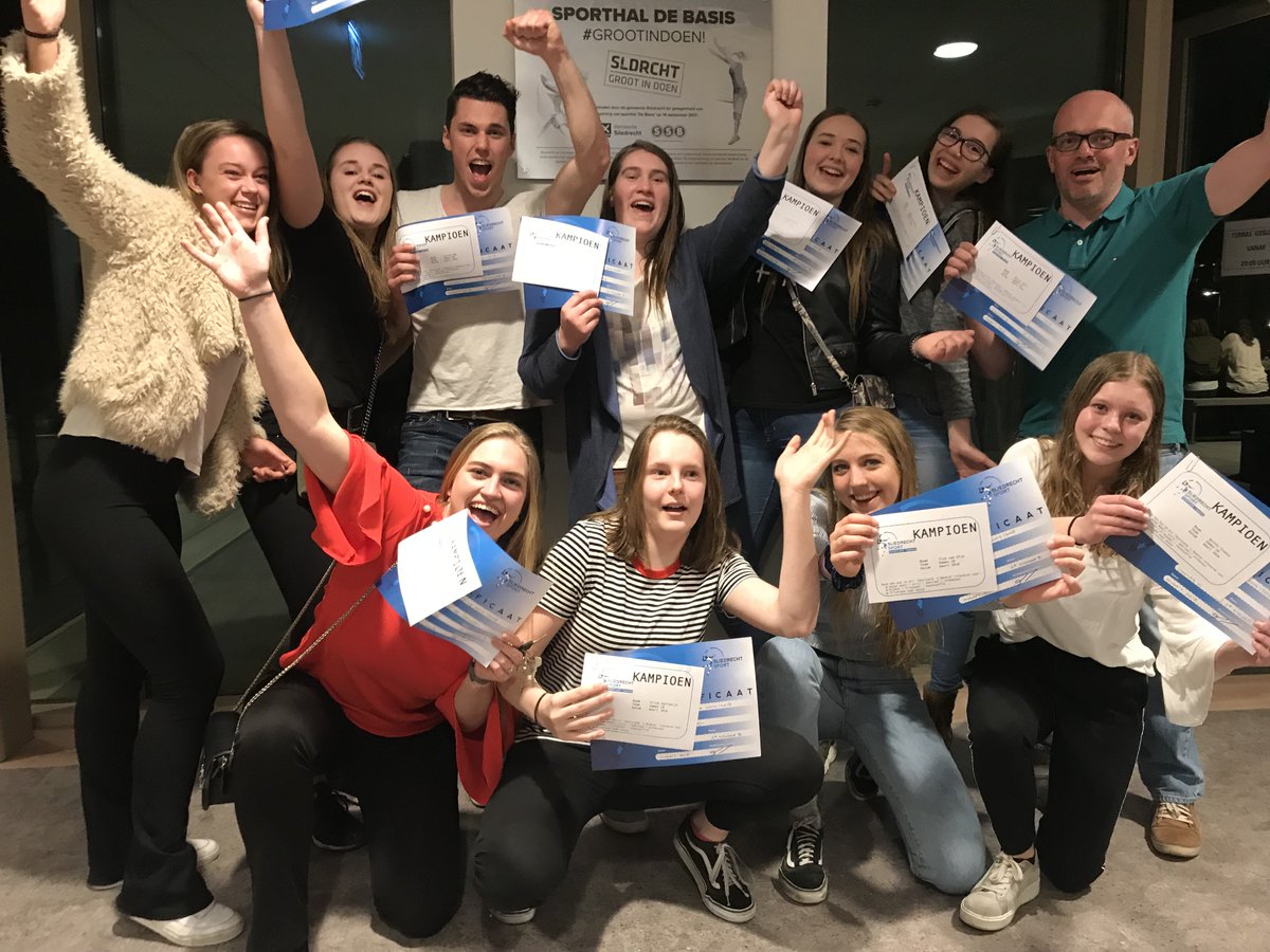 VANAVOND is Dames 10 overtuigend kampioen geworden van 2e klasse B met klinkende overwinning (0-4) bij Spivo van harte gefeliciteerd!
#sliedrecht #volleybal #nevobozuid #sliedrechtsport #volleybal!