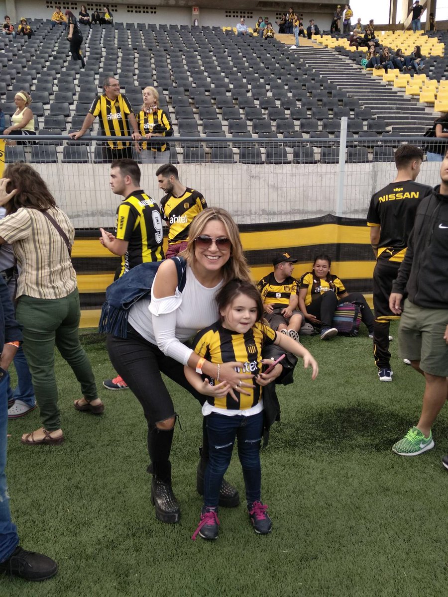 gastontealdi's tweet photo. Con @drcastrolauri y @andreapena78 festejando el día del hincha!! https://t.co/fhAdQ8I1PM