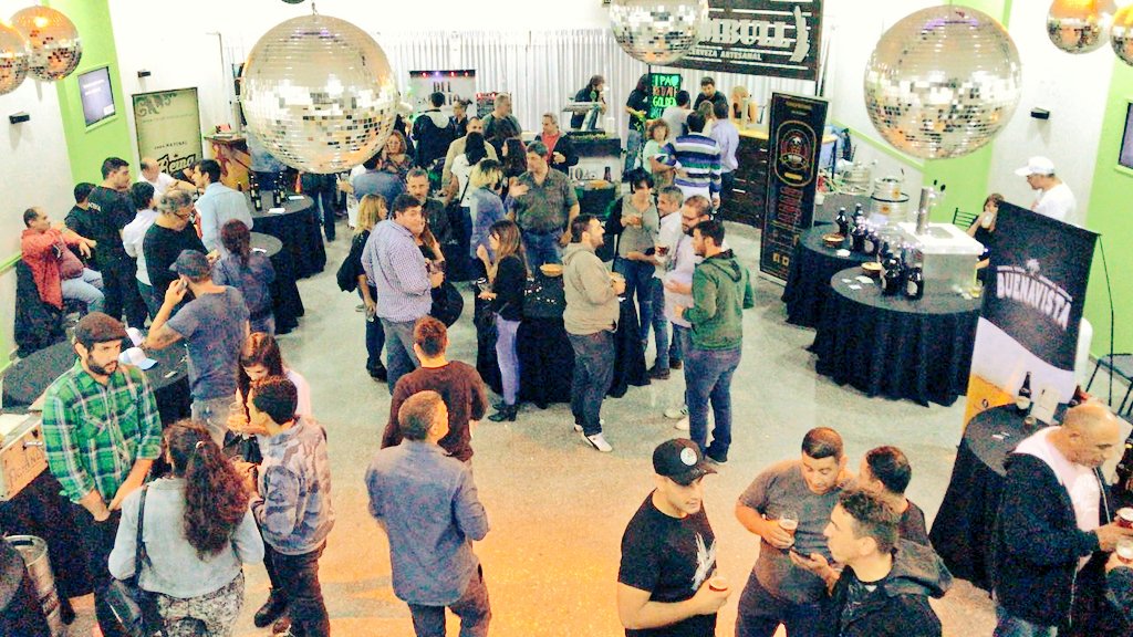 aclho137ok's tweet photo. A pesar de las inclemencias climáticas, culminó con éxito rotundo la primer feria de cervezas artesanales de #LosHornos en nuestra sede de #Aclho gracias a todos por participar! Nos vemos en la próxima! https://t.co/kUvhFH0F0J