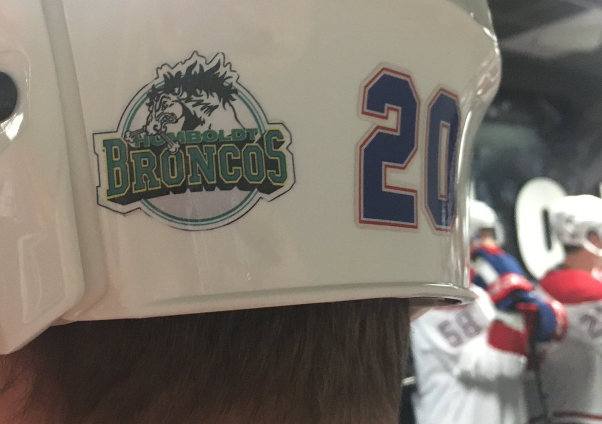 CanadiensMTL's tweet photo. Tous les joueurs arborent un autocollant en mémoire des victimes de la tragédie impliquant les Broncos de Humboldt. 

All players are sporting a sticker in memory of the vicitims of the Humboldt Broncos tragedy. https://t.co/qHAroCCkVU