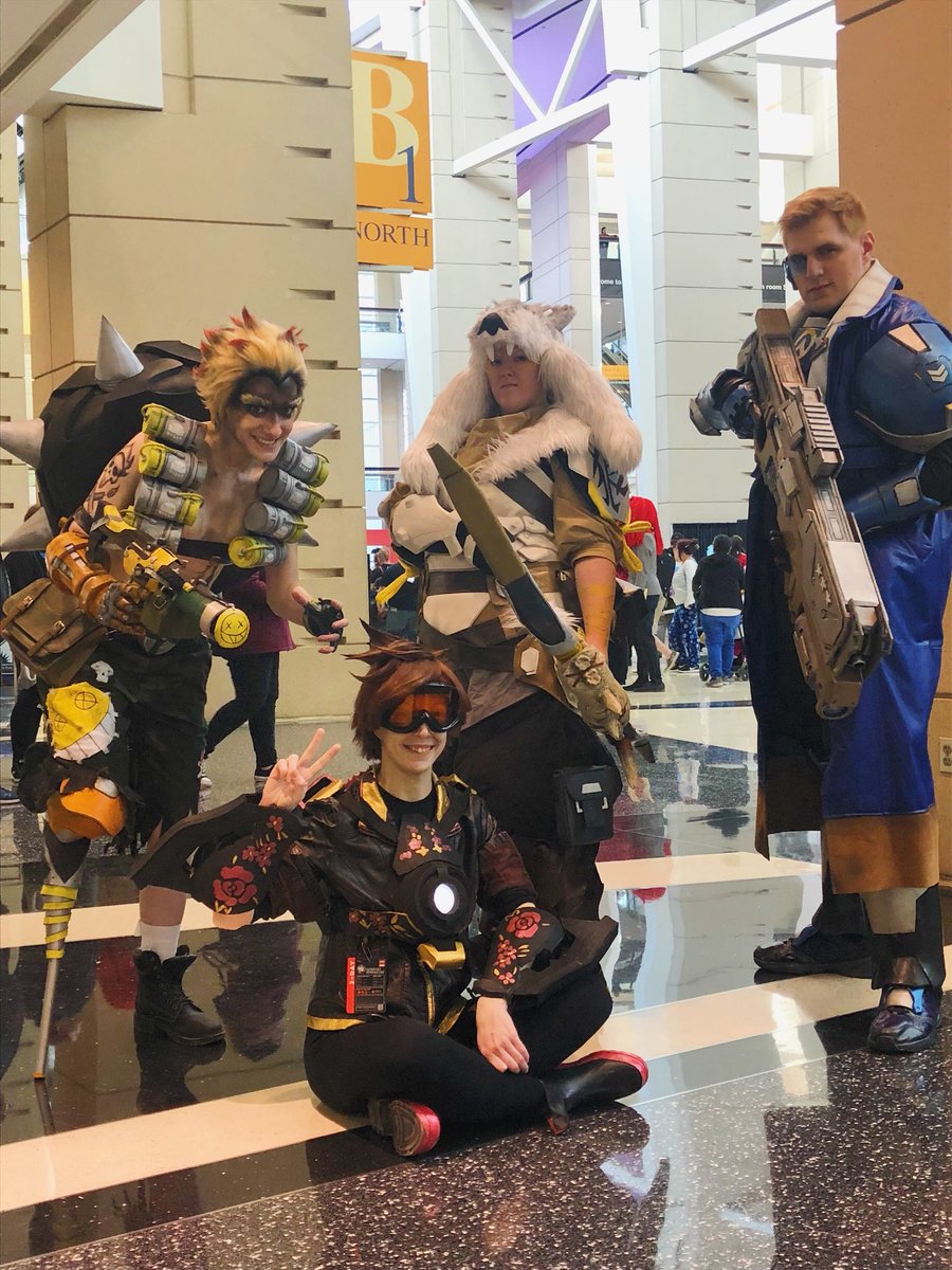 WatchVRV's tweet photo. THERE’S SO MUCH GREAT COSPLAY AT THIS CON #c2e2 https://t.co/wj0MCk509u