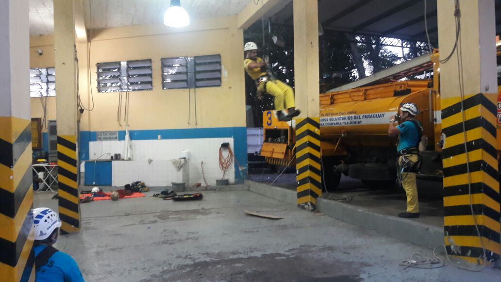 BomberosK3's tweet photo. Entrenamos y capacitamos constantemente para ofrecerles siempre el mejor servicio. https://t.co/zOPBoauCFK