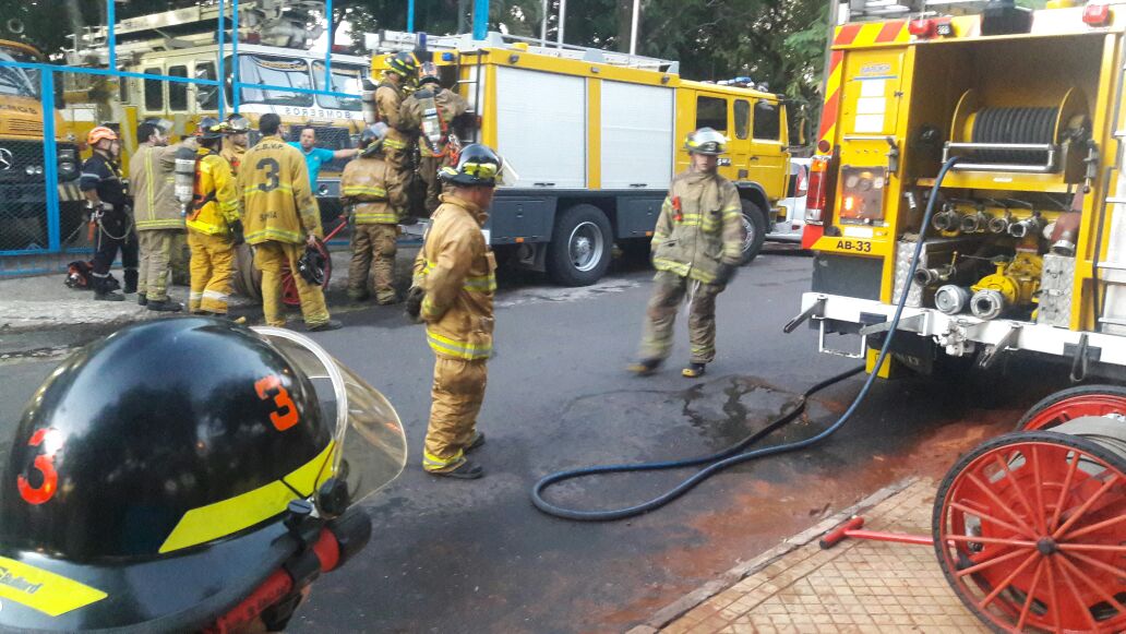BomberosK3's tweet photo. Entrenamos y capacitamos constantemente para ofrecerles siempre el mejor servicio. https://t.co/zOPBoauCFK