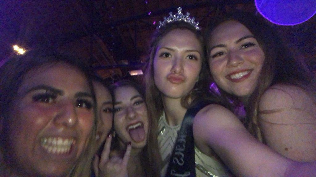 andieksanders's tweet photo. PROOOMMMM #HHSWolverinesProm18 https://t.co/NLTw9xVqFt