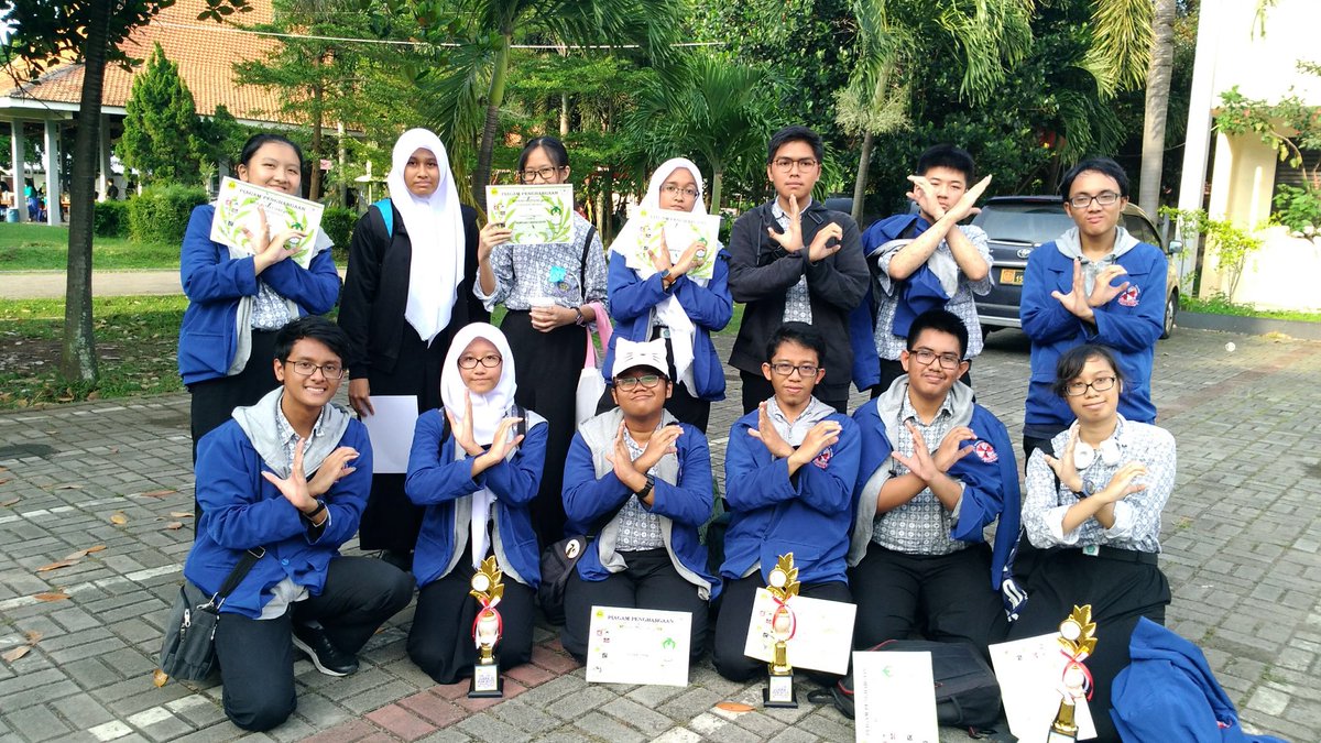JapanClubMzr's tweet photo. Ohayou gozaimasu Minna~!

Maafkan admin telat nge-post, tapi kemarin kami mengikuti lomba Midori Matsuri di SMKN 2 Tangerang dan berhasil membawa pulang tiga piala!!!

Juara I Lomba Cerdas Cermat
Juara I Lomba Rodoku
Juara III Lomba Menggambar OC

Selamat untuk para juara~ https://t.co/P7qtRaY4Ea