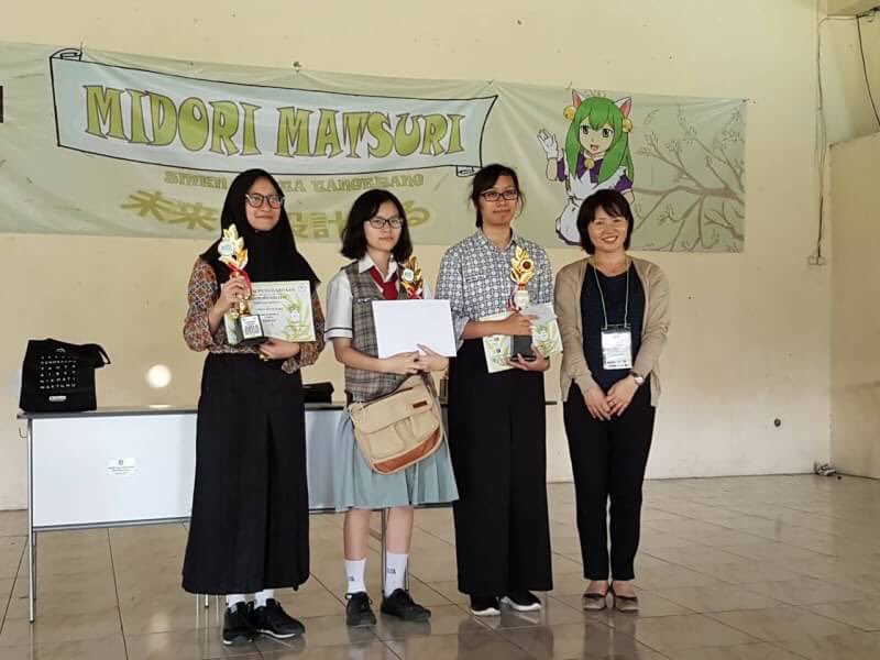 JapanClubMzr's tweet photo. Ohayou gozaimasu Minna~!

Maafkan admin telat nge-post, tapi kemarin kami mengikuti lomba Midori Matsuri di SMKN 2 Tangerang dan berhasil membawa pulang tiga piala!!!

Juara I Lomba Cerdas Cermat
Juara I Lomba Rodoku
Juara III Lomba Menggambar OC

Selamat untuk para juara~ https://t.co/P7qtRaY4Ea