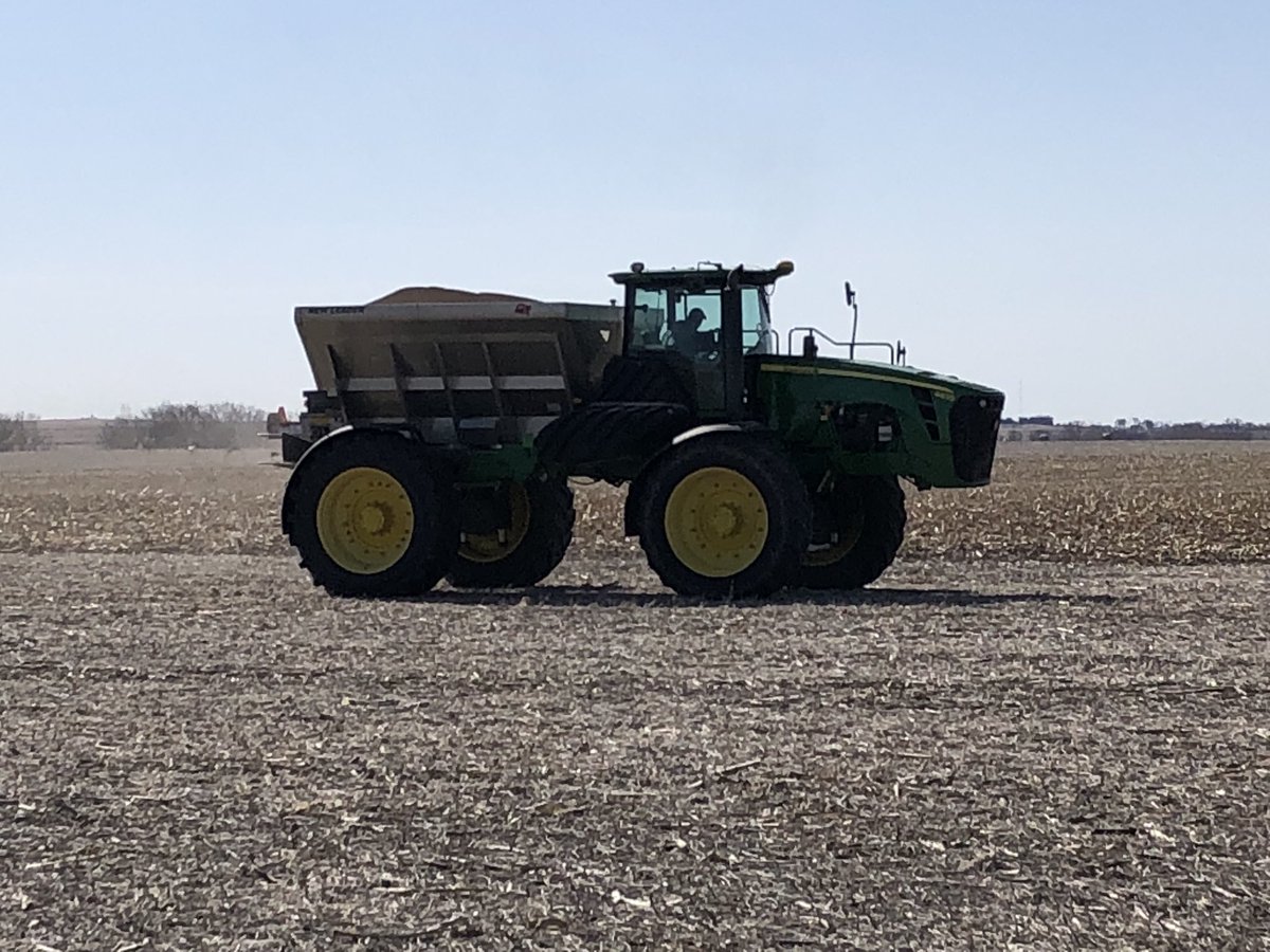 Ty_Weitz's tweet photo. ‘Twas a good day to fling some fert. #fertin @Johnson_Ag54 https://t.co/CF2g2ozlaq