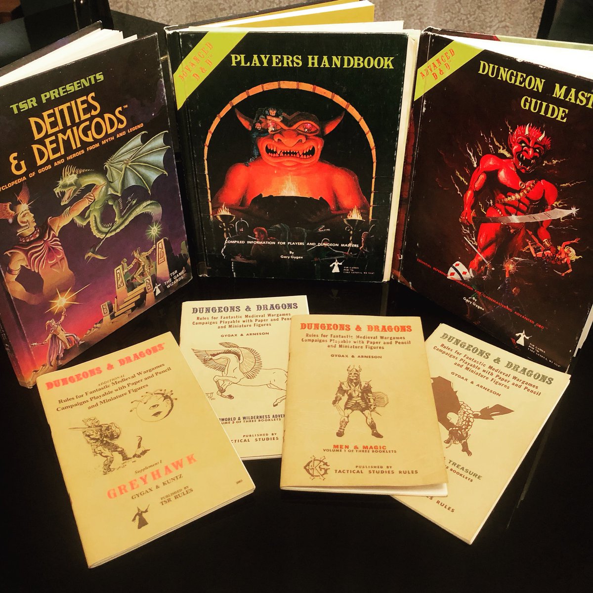 d20_GameCon's tweet image. Amazing collection of Advanced Dungeons &amp;amp; Dragons! Thanks to @KingofWeseros for sharing! Play D&amp;amp;D 5e at #GameConX 4/28! #dnd #advanceddnd #dnd5e #tabletop #tabletopgaming #roleplaying #gygax #GameCon