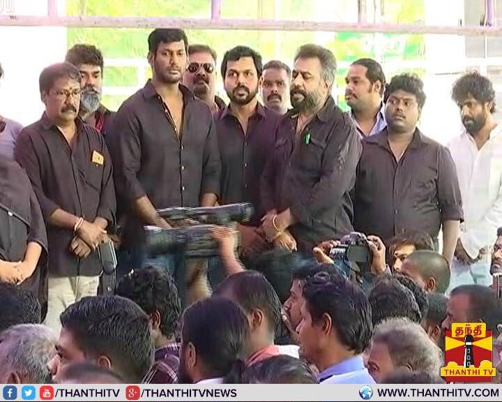 sooriofficial's tweet photo. பெரியம்மாவின் திடீர் மரணத்தால், காவிரிக்காக நடிகர் சங்கம் நடத்தும் உண்ணாவிரதப் போராட்டத்தில் பங்கேற்க முடியவில்லை. ஆனாலும், பச்சைத் தண்ணீர் கூடப் பருகாமல் நானும் உண்ணாவிரதம் மேற்கொள்கிறேன். பெரியம்மாவுக்கு நிகரானவர்கள்தானே சோறாக்கிப் போட்ட அத்தனை அம்ம���க்களும்! https://t.co/CskZ4kWG9l
