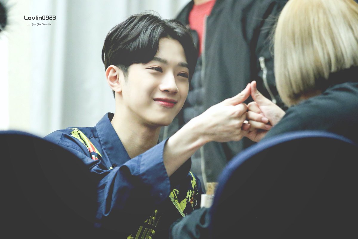 lovlin0923's tweet photo. 180407 상암 팬사인회  
항상 행복하게 웃길 바라기  #워너원 #WANNAONE #라이관린 #LAIKUANLIN #赖冠霖 https://t.co/dAFUchsE7r
