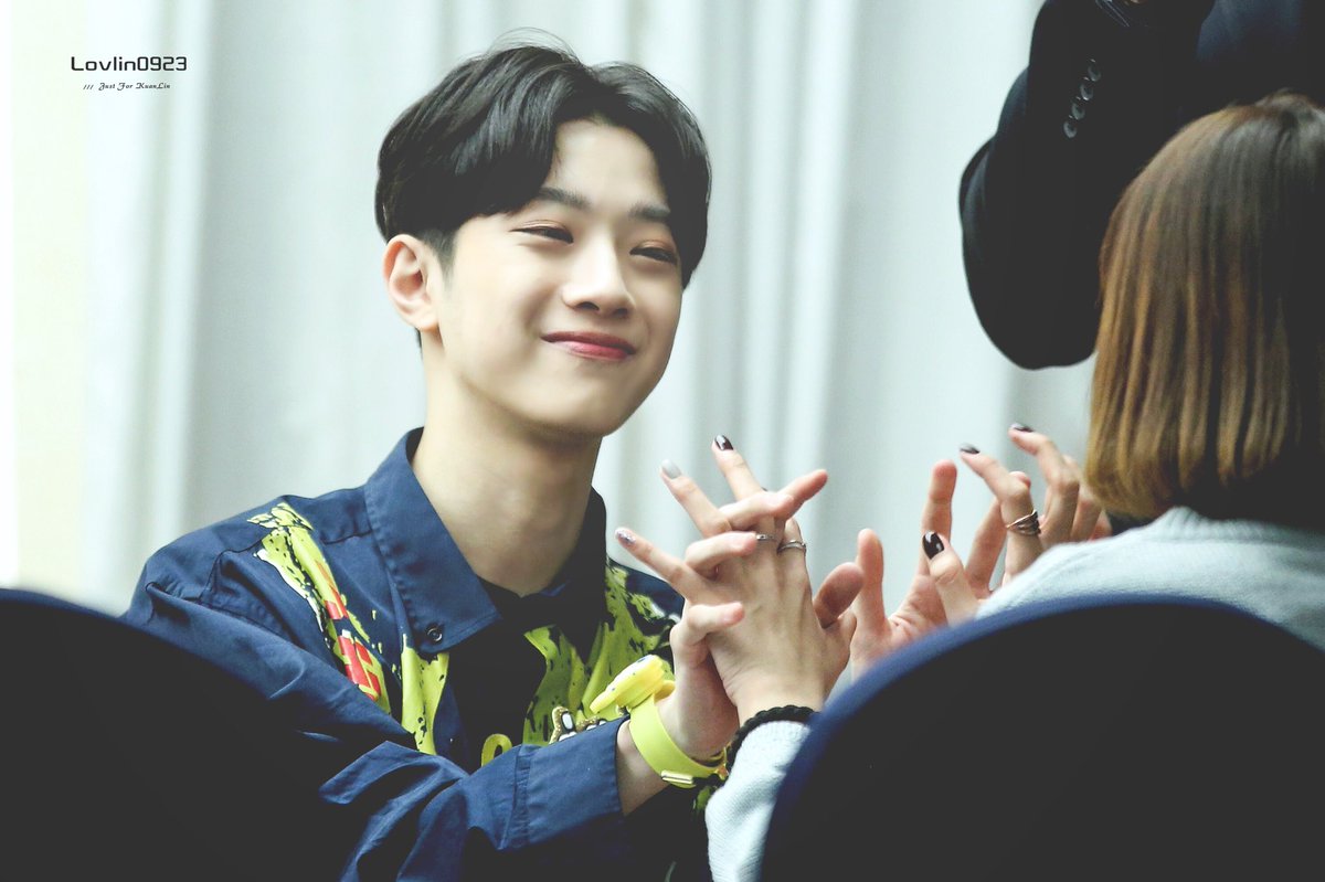 lovlin0923's tweet photo. 180407 상암 팬사인회  
항상 행복하게 웃길 바라기  #워너원 #WANNAONE #라이관린 #LAIKUANLIN #赖冠霖 https://t.co/dAFUchsE7r
