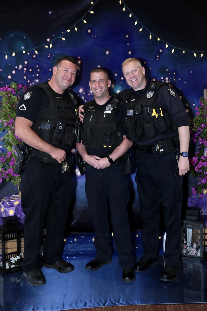 PeoriaPoliceAZ's tweet photo. .@PeoriaAzPS making sure everyone has a great time at @PeoriaPanthers Prom! #bowtie #peoriaaz #peoriapoliceaz #prom #prompicture https://t.co/fr6KSpvvOi