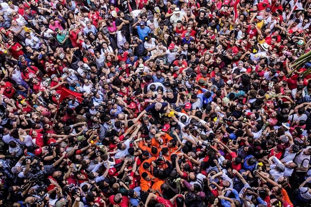PalacioLorena's tweet photo. Lula y el Pueblo (que lo abraza). Esta imagen trascenderá todo (y a todos). El ❤ vence al odio. 
#FuerzaLula.
#LulaLibre 
#FueraTemer https://t.co/2BFksAjgis