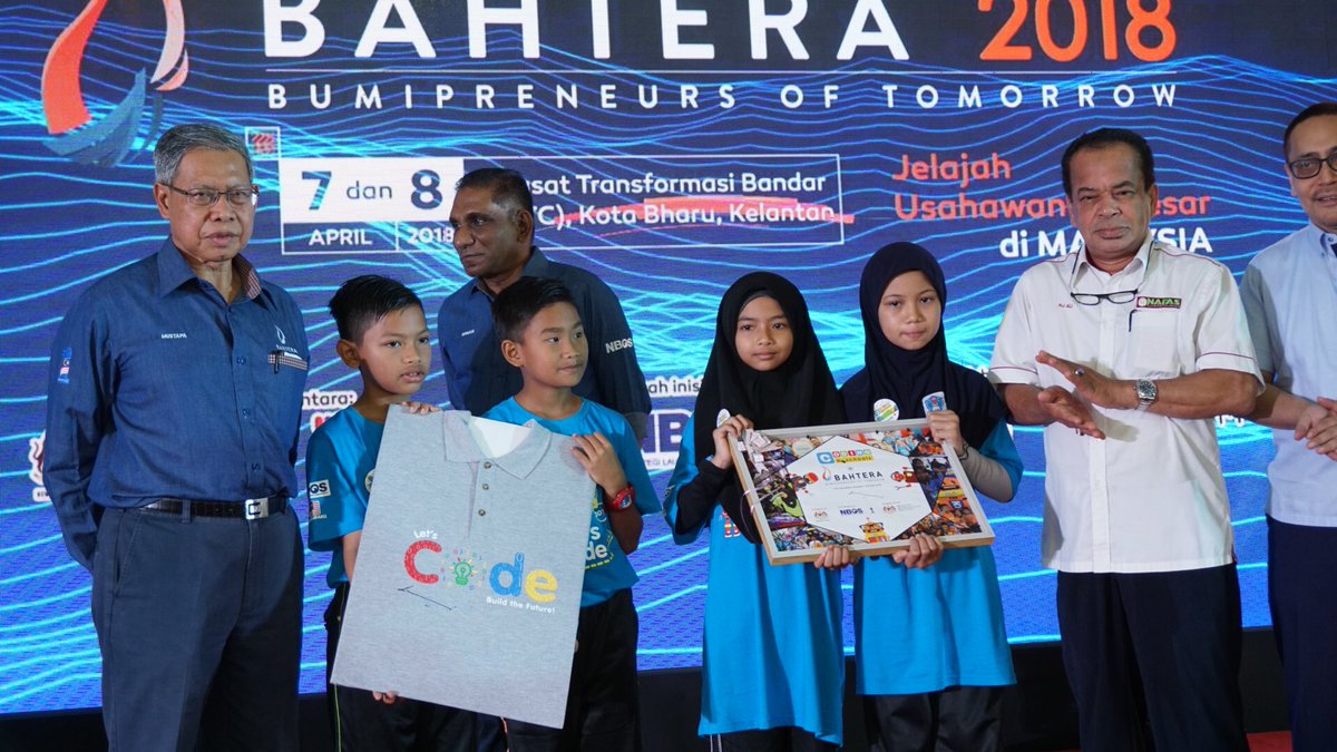 codingatschools's tweet photo. Codingatschools was at Bahtera Kelantan 2018. Thank you Dato’ Sri Mustapa Bin Mohamed, Minister of International Trade and Industry
#codingatschools
#NEGARAKU
#MOF_Malaysia
#MyNBOS
#bahtera2018
#bahterakelantan https://t.co/kQsQv9YtZf