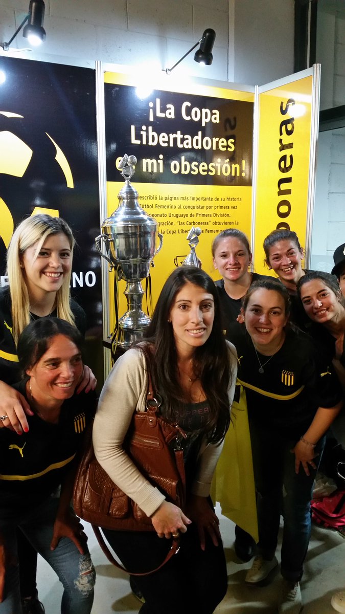 Vcalanda's tweet photo. Con las Carboneras!! 
 #PeñarolFemenino https://t.co/25ZpfjvTSS