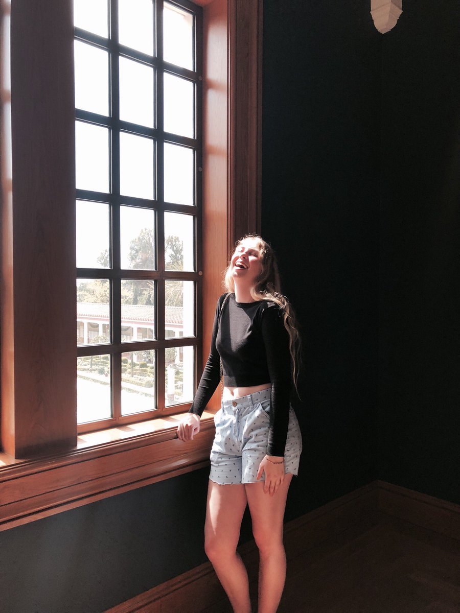 jennaeverson's tweet photo. When the Windows tell you jokes 😂>>> https://t.co/y1NibbwdPH