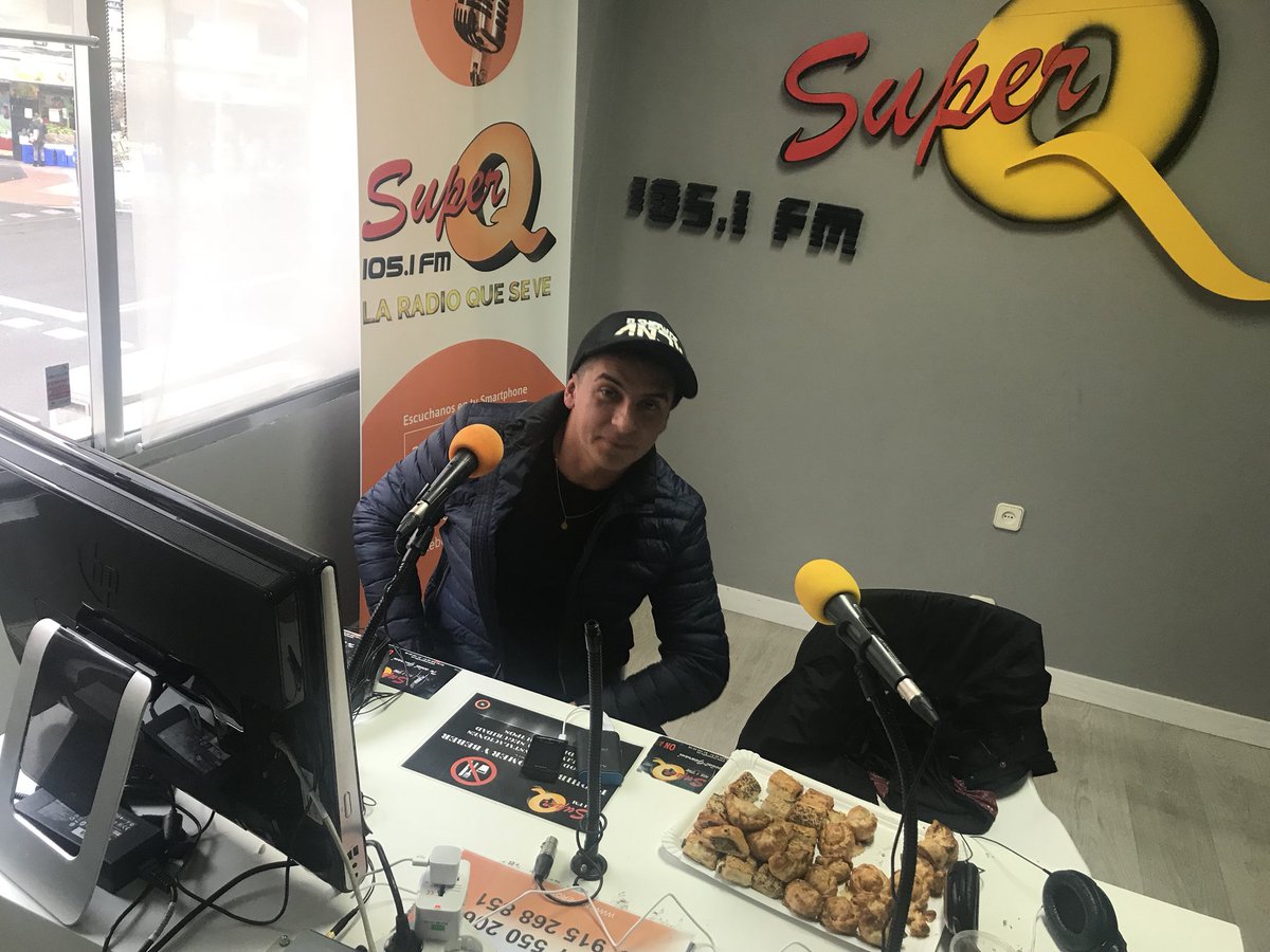 ELSHOWDEANDY's tweet photo. Charla Y Entrevista En La Radio #SuperQFm 105.1 ( Madrid ) 🇪🇸Gracias Tata Por Recibirnos Y Hacer Sonar Nuestra Música En ESPAÑA 😁🎵👏 https://t.co/1oWcLerUeI