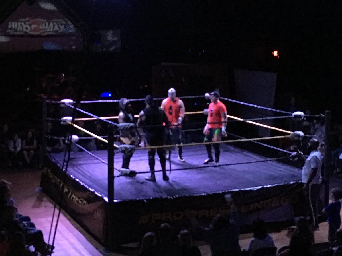 HouseShow_Joe's tweet image. In ring showdown @prowrestlingego #prideofthesouth #goldenpath #hideaway @AllDamnDayOShay @_ReyFury @_chipday88 #joeblack @HouseShowPod