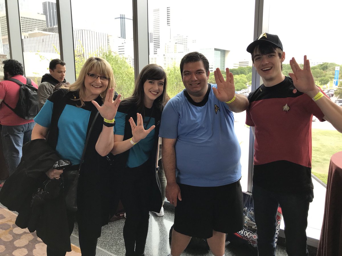 KristinHuggins's tweet photo. Live long and prosper, fellow nerdlings! Trekkies gotta stick together 🖖🏻🤓 #FanExpoDallas #fanexpodallas2018 https://t.co/OlhzDvrmEp