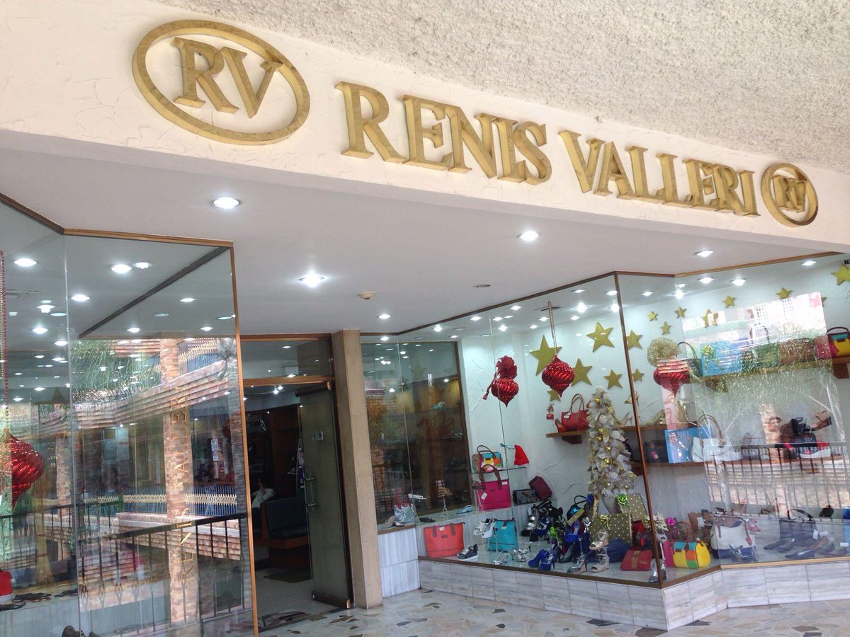 ⭐ ¡Buenas noches! 🌙
El mejor #calzado para ella 👩 y él 👨 lo tiene #RenisValleri
°
°
#feliznoche #buenasnoches #zapatos #shoes #zapateria #ellayel #moda #abril #sabado #cuidadcomercial #cclacascada #cascadacarrizal #centrocomercial #altosmirandinos #carrizal #venezuela