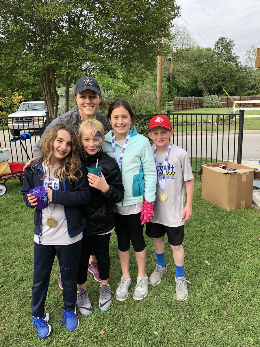 brawninthebooks's tweet photo. So proud of these students for participating in our school’s 5K today! (missing a few from our crew!) Our @WoodridgeElem PTO rocks! #RunningoftheMules Living the #AHProfile https://t.co/Cx1qokZSSi
