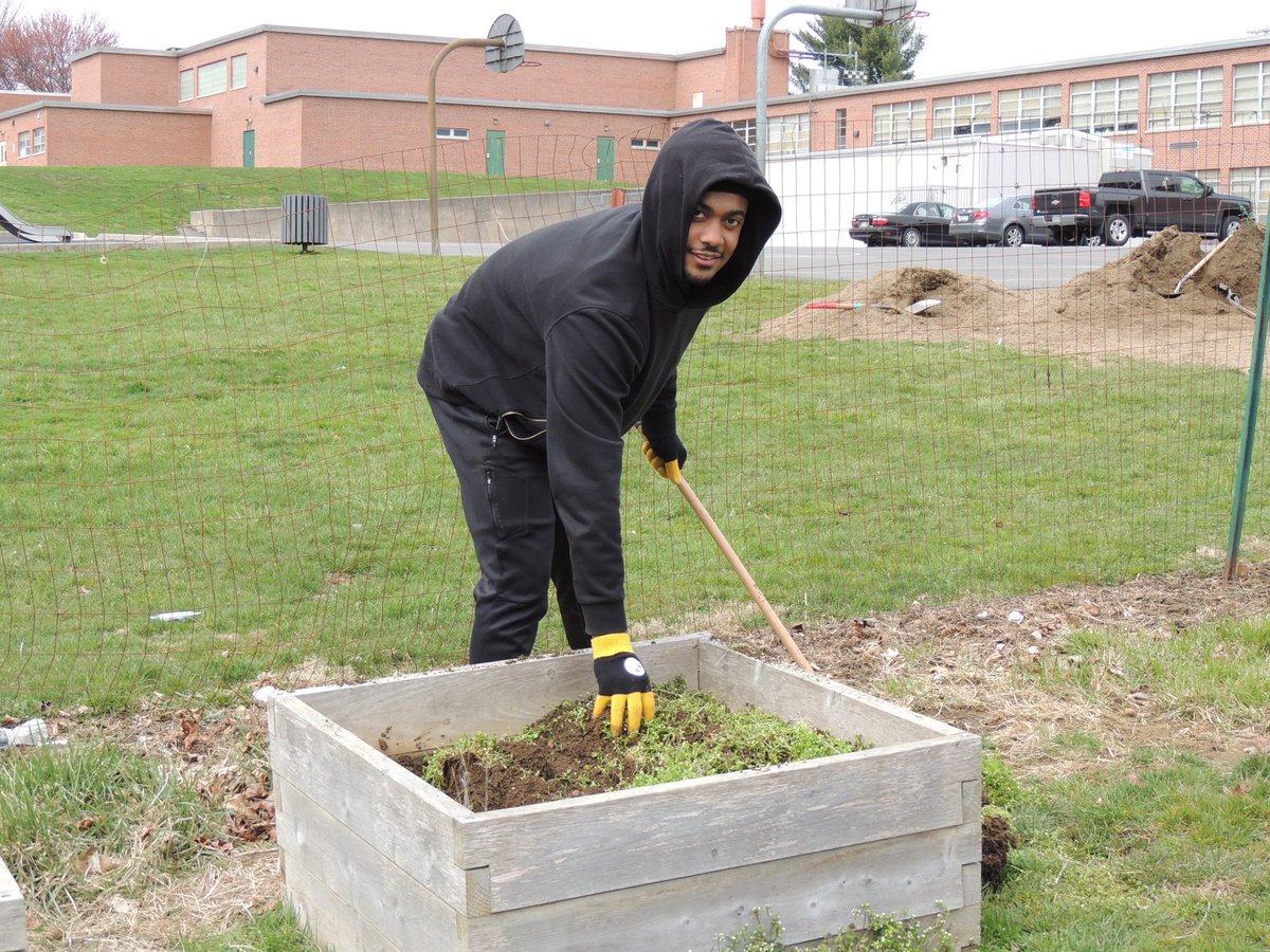 Coach_Sutjak's tweet photo. After a morning of hard work in our 2nd scrimmage, these guys found time to give back to the community! That is what Marauder Pride is about! Thanks for your hard work! Can't wait till Thursday night for the Black &amp; Gold game! #VilleFootball #MarauderPride https://t.co/jmZjaEiTB2