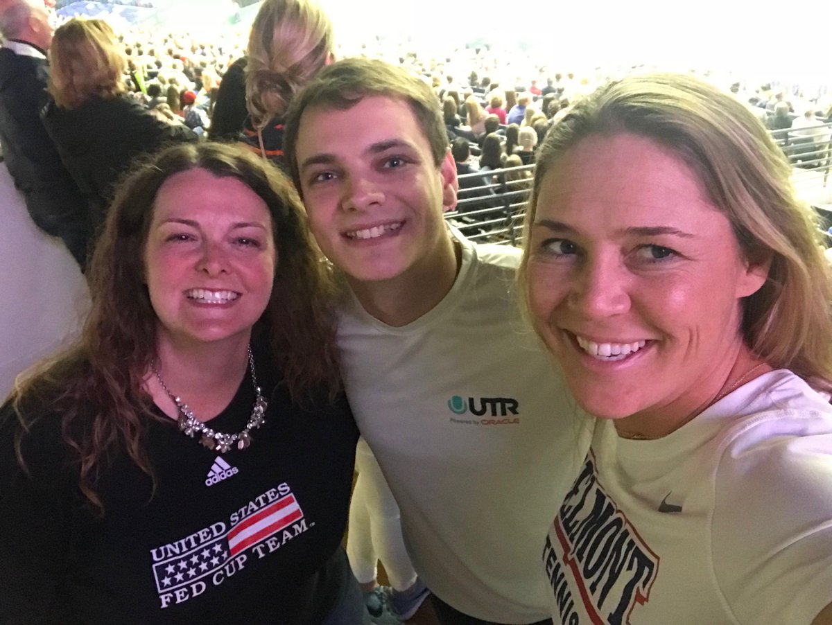 UTR_Sports_'s tweet photo. So many smiles to light up our Saturday night!! We just bumped into a few #UTRAmbassadors at @DavisCup hi Jill &amp; Margot! This crowd is electric and so awesome being here with you #GetRated @TennisChannel @OracleTennis @_ethan_stanley @cmstigertennis @Sphericalyellow https://t.co/lCfHXOVTxi