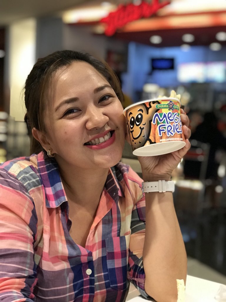 dennisantares's tweet photo. Happy wife happy life with @PotatoCornerPH #sharemokayspudster #potatocorner #potatocornerph #megafries https://t.co/rqUH1cV2CK