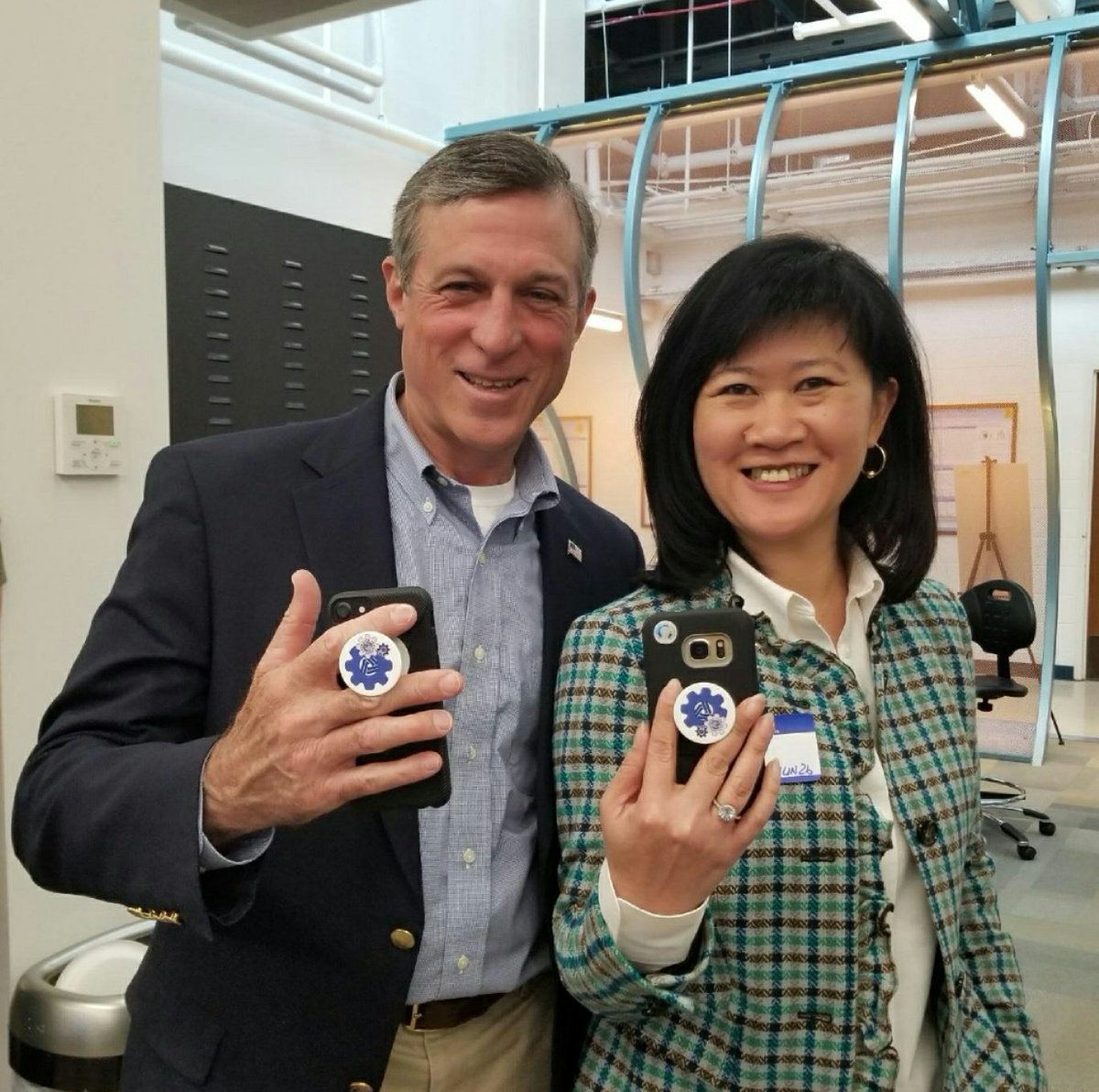 Liwenlin26's tweet photo. #ODC18 rocking the pop socket at the Data Jam with the coolest Governor!  Thanks for your support! @opendatade @DelawareDOT @JohnCarneyDE https://t.co/8Glb37JXl8
