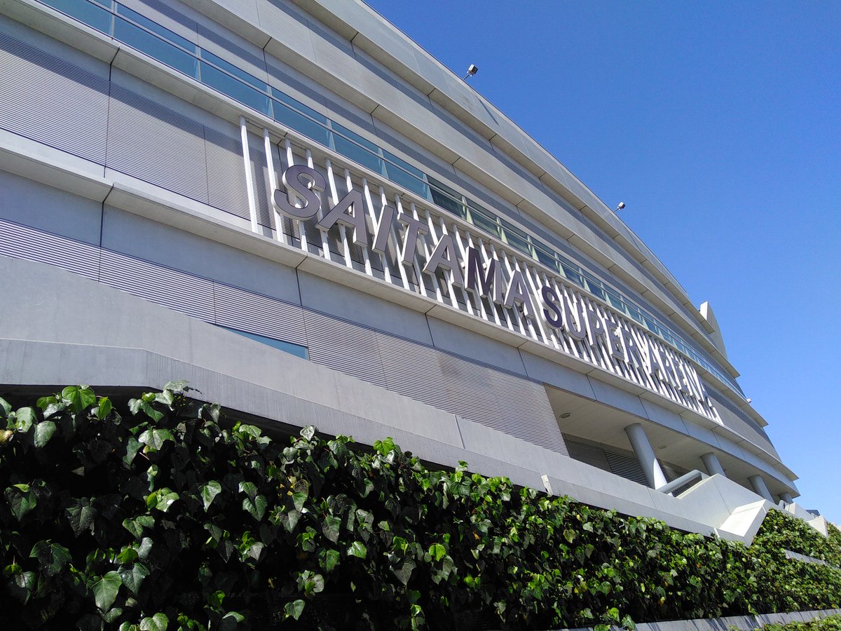 Railfanguide駅 空港ツーリズムと体験ガイド育成プロデューサー 新幹線や成田空港見学ツアー さいたま新都心駅 電車で見える さいたまスーパーアリーナの看板は結構大きい 東西の壁面には つた系植物 ヘデラヘリックス がある 近くの大宮ほこすぎ