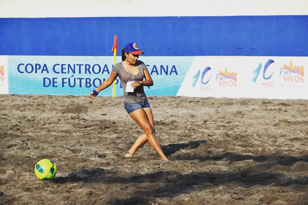 Elii_Hdez11's tweet photo. Buen recuerdo del pasado Viernes 30 de Marzo, participando en una dinámica en el entre tiempo del partido entre Panamá 🇵🇦 y Belice 🇧🇿 😊😎⚽⛱️🌊
PD. Ganamos 😎
 #CopaUNCAF #FutbolPlaya #BeachSoccer #CostaDelSol https://t.co/R6nQb1yLtB