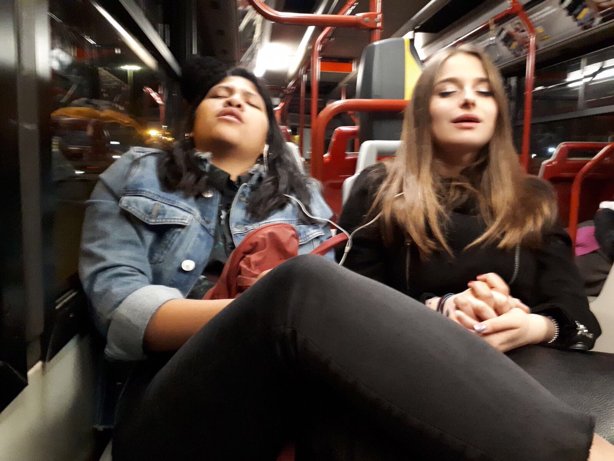 Lavi_styles's tweet photo. My sister @youandpizza and I, while we hear “Little things”, we need to notice the crossed hands ... we were imagining the day of the concert. We miss you so much @onedirection #OneDirectionBestFans #onedirectioncomeback #OneDirectionNotTheEnd https://t.co/no5VngMR9K