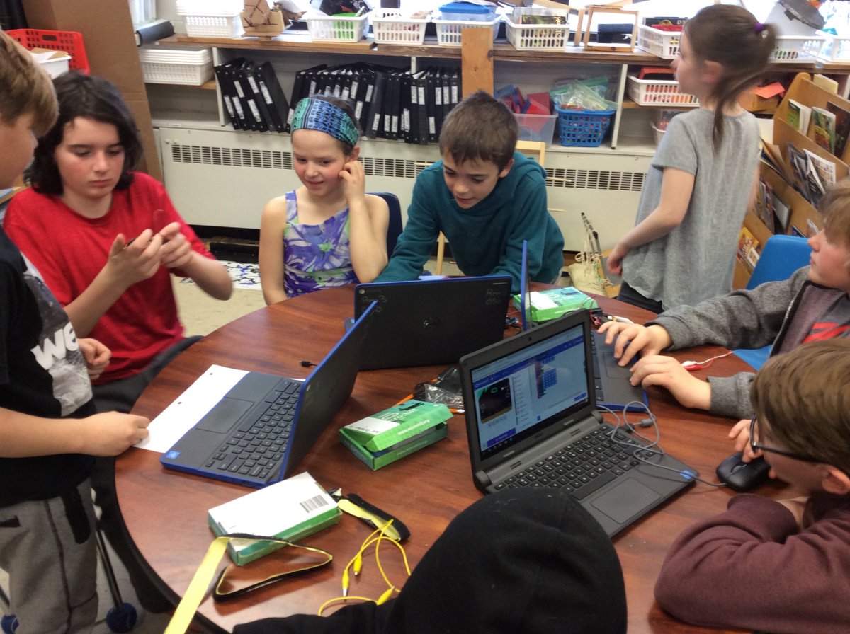 ReynoldsTeach's tweet image. Grade 6 and grade 3 makerspace buddies exploring microbits together. @JackCallaghanPS @microbit_edu #tldsblearns #tldsbmakers #tldsbcode @mschislett #makerspace #makered @CanConnectEd