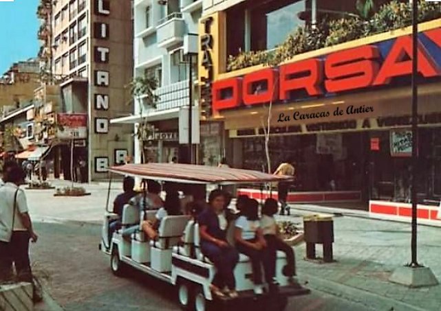 Asi_era_Caracas's tweet photo. Brincamos a los años 90, nos ubicamos en el Boulevard y si usted no se monto, de ese paseo se perdió, fue muy breve su presencia pero le dio un toque distinto al paseo por ese sector https://t.co/sbn6XmMWpw