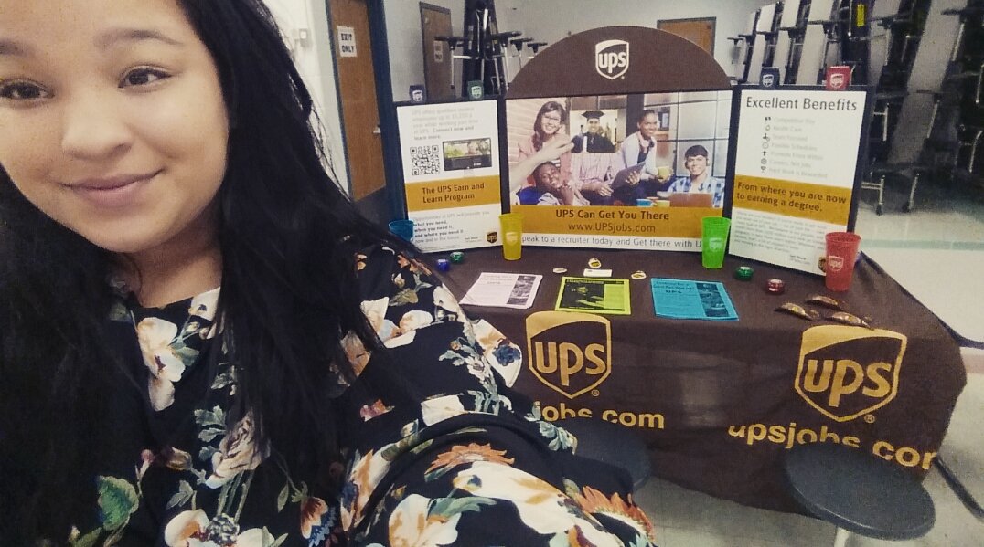 AmandaLevy2017's tweet photo. Dulles HR Rep Dominique White recruiting students at Chantilly High School! #UPSJOBS @ChesapeakUPSers @MarkBrien6 https://t.co/cucuuvrwoU