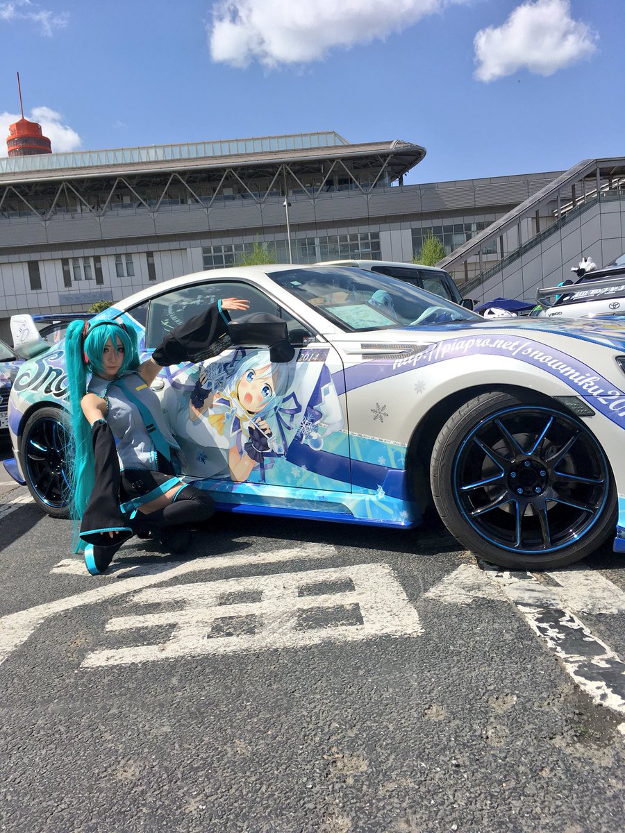 痛車天国 Twitterren 痛車天国会場に入魂の愛車が集結 車種 Subaru Brz 愛嫁 Snow Miku 初音ミクのコスプレイヤーさんと2ショット 痛車天国