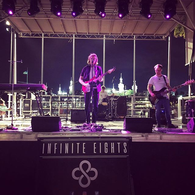 Little rain won’t stop this party! <a href="/infiniteeights/">Infinite Eights</a> on the stage #southofsouthern #notquitters ift.tt/2JtTDky