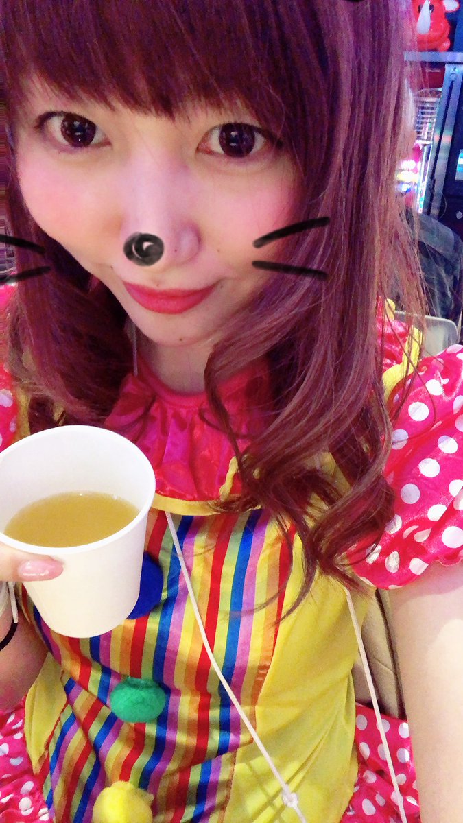 janbari_mico's tweet photo. スタッフさんが、温かいお茶、冷たいお茶を一人一人に確認して作って持ってきてくださってる( °Д°)❤
暖かすぎる優しさー(ノ)*´꒳`*(ヾ)❤
#ハッピーマジック
#NEO_WORLD さま←みゆはここだよ✩*॰¨̮
#NEO伊丹店 さま←ゴリ店長はここだよ✩*॰¨̮
#NEO_PALACE さま←みこはここだよ✩*॰¨̮ https://t.co/D2cFFqdMB8