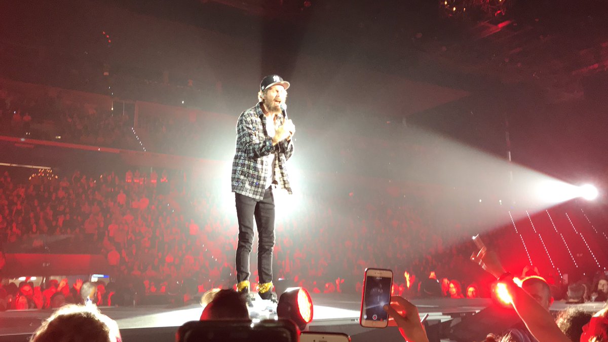 TudiscaAnt's tweet photo. @sebygrillo  solo complimenti  per @lorenzojova  🙌🙌🙌 #LorenzoLive2018 #torino https://t.co/DtaPmueUR5