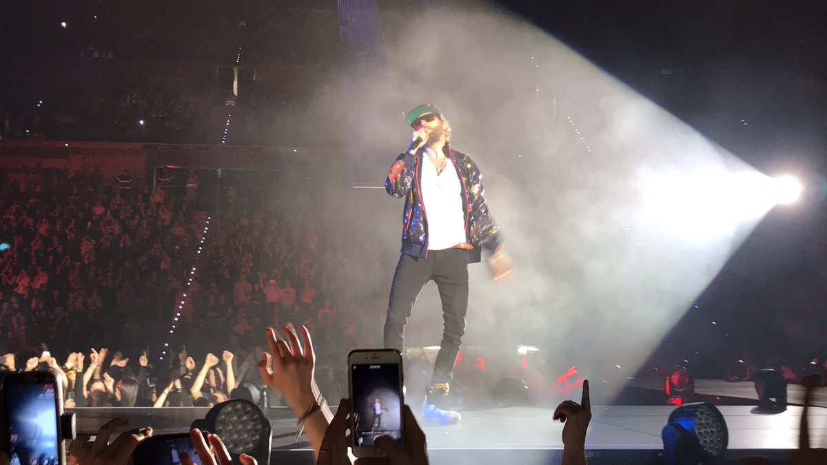 TudiscaAnt's tweet photo. @sebygrillo  solo complimenti  per @lorenzojova  🙌🙌🙌 #LorenzoLive2018 #torino https://t.co/DtaPmueUR5